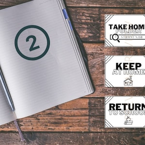Puede incluir: Tres carteles imprimibles con texto negro sobre fondo blanco. El cartel superior dice "Take Home Folder" con un icono de lupa y el texto "Student Name". El cartel del medio dice "Keep at Home" con un icono de casa. El cartel inferior dice "Return to School" con una pila de libros y un icono de manzana.