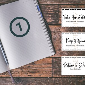 Puede incluir: Tres tarjetas blancas con texto negro y detalles dorados. La tarjeta superior dice "Take Home Folder! Please Check and Return Daily." La tarjeta del medio dice "Keep at Home Please Take Out Contents Daily." La tarjeta inferior dice "Return to School Please Check Daily."