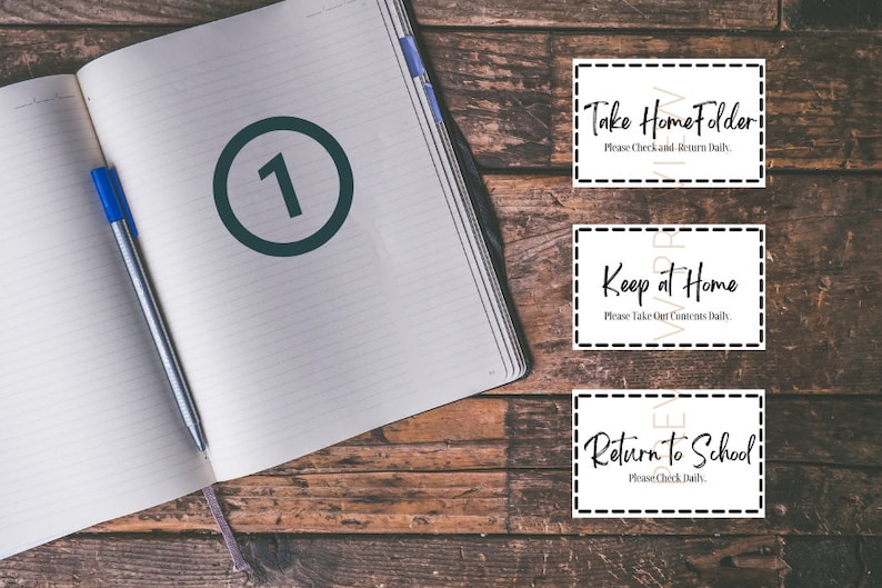 Puede incluir: Tres tarjetas blancas con texto negro y detalles dorados. La tarjeta superior dice "Take Home Folder! Please Check and Return Daily." La tarjeta del medio dice "Keep at Home Please Take Out Contents Daily." La tarjeta inferior dice "Return to School Please Check Daily."