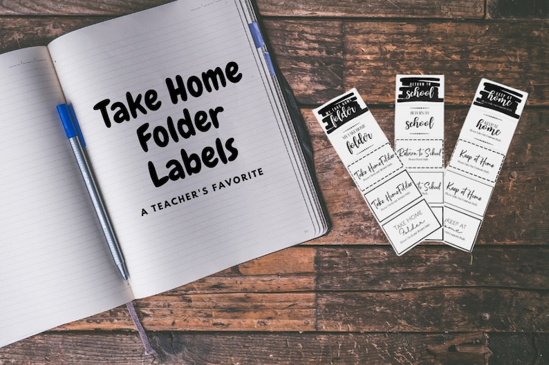 Puede incluir: Tres etiquetas imprimibles en blanco y negro para carpetas para llevar a casa. Las etiquetas dicen "Take Home Folder", "Return to School" y "Keep at Home".