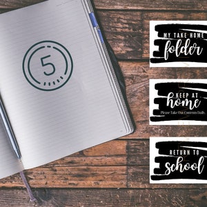 Puede incluir: Tres carteles en blanco y negro con texto blanco sobre un fondo de madera. Los carteles dicen "My Take Home Folder", "Keep at Home Please Take Out Comments Daily", y "Return to School".