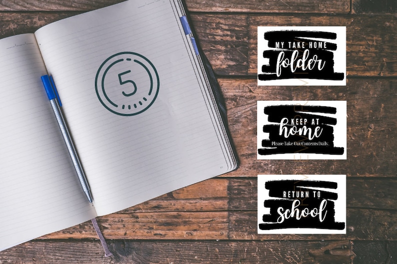 Puede incluir: Tres carteles en blanco y negro con texto blanco sobre un fondo de madera. Los carteles dicen "My Take Home Folder", "Keep at Home Please Take Out Comments Daily", y "Return to School".