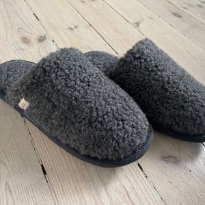 Eco Women&#39;s / Men&#39;s Merino Pure Sheep&#39;s Wool Slippers/ Sheepskin Slippers / House shoes for women and men / House slippers from wool