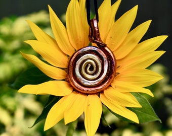 Colgante de espiral de sol de cobre hecho a mano: Talismán de viaje de la Edad del Bronce