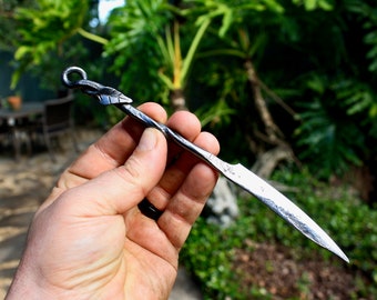 Handgesmeed athame, altaarmes