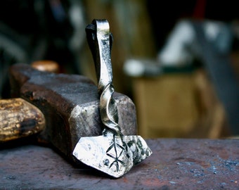Colgante de martillo Mjolnir de Thor de hierro grande con runa personalizada