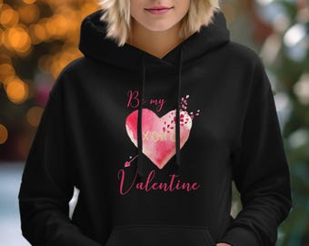 Sudadera con capucha personalizada para el día de San Valentín con texto "Love Be My Valentine", corazón de acuarela y flecha XOXO