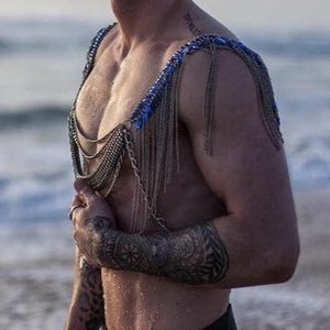 Catena per il corpo con frange glitterate: glamour maschile per le spalle