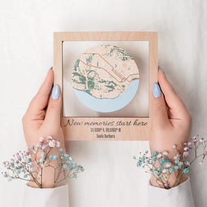 Romantisches Geschenk für Paar, personalisiertes Hochzeitsgeschenk für Ihn, Erstes Date Holzkarte, Acrylstadt Koordinaten Kunst, Verlobungsgeschenk für Sie