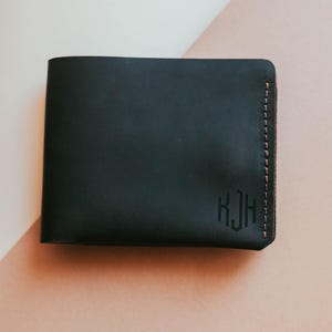 Regalo con monograma para él, regalo de cumpleaños único, regalo para padrinos de boda, billetera de cuero grabada, billetera personalizada para hombre, regalo de aniversario de cuero