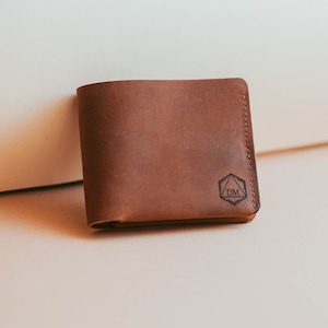 Cartera de cuero para hombre con monograma, regalos personalizados para él, hermano, regalo de cumpleaños para papá, billetera plegable, regalo de aniversario para novio