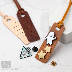 Kleiner Emaille Anhänger für Handtaschen. Upcycling Leder, Pin Ausweishalter. Umweltfreundlich