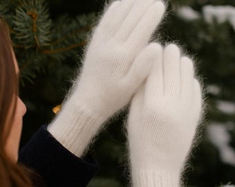 Weiße, flauschige Strickhandschuhe, warme Strickhandschuhe