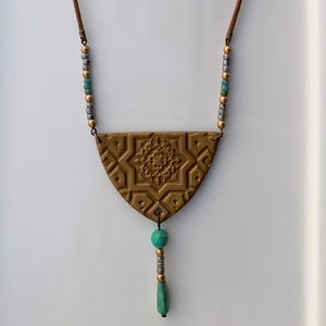 Collier long ORIENT pendentif triangle et perles bronze vert gris or cordon coton ciré Bijoux Fimo Bijoux pâte polymère image 2