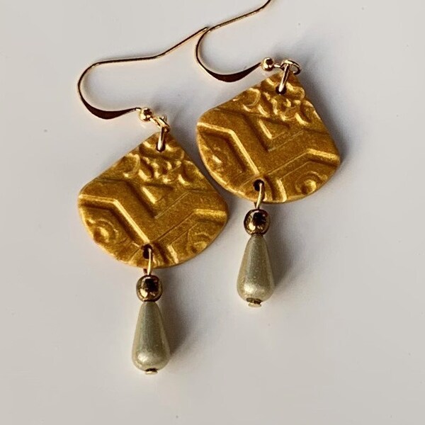 Earrings "ORIENT" fan and pearl - gold and pearls - gold oreilel hooks - Fimo Jewelry - Jewelry polymer paste
