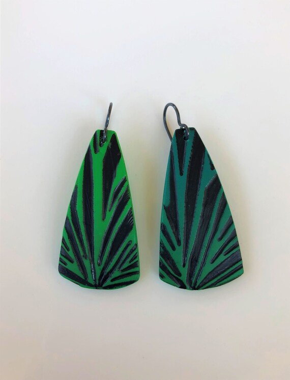round danging earrings in polymer clay and tropical leaf motifs Fimo blue grey jungle spirit