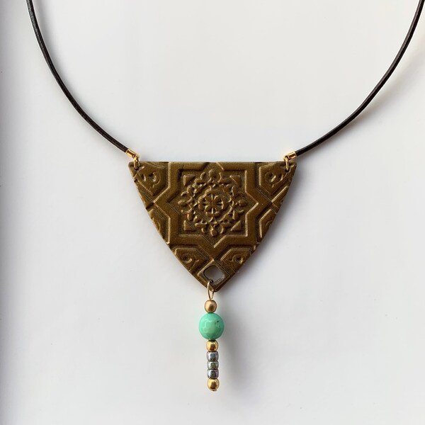 Collier pendentif "ORIENT" triangle et perles - bronze vert gris or - cordon cuir - Bijoux Fimo - Bijoux pâte polymère