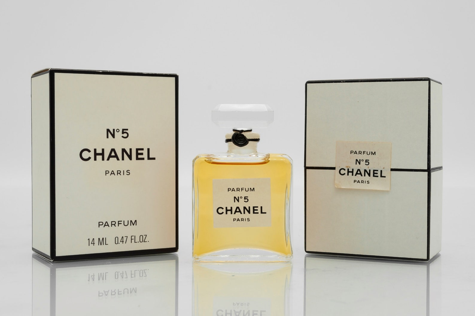 Духи шанель спб. Chanel 19 30ml. Парфюм Шанель 5. Шанель 5 духи Винтаж. Chanel 5 absolute.