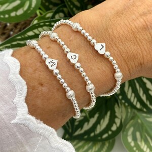 Pulsera personalizada para mamá, plata de ley, nombre inicial, corazón, dije, joyería de cuentas, significado familiar personalizado, regalo, nombre de amigo, dije de letra