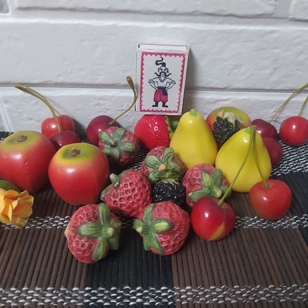 VTG, lot de 22 faux fruits et baies/boîte de fruits et baies en plastique réaliste/couronne artisanat/déco de cuisine Mid-Century/déco de table