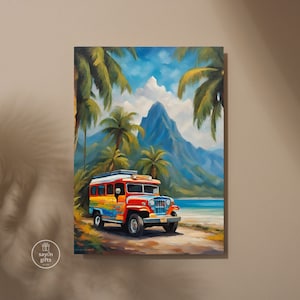 Può includere: Un jeepney colorato, un tipo di trasporto pubblico nelle Filippine, guida su una strada sterrata verso una spiaggia tropicale. Lussureggianti palme e un'alta montagna blu si trovano sullo sfondo.