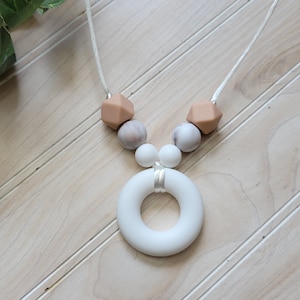 Silicone Nursing Necklace: Sensory Fidget Mama Necklace