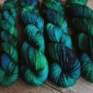 Échelles de dragon (Dragon Scales) Vert Black Sock Fil Fingering poids Superwash Merino fil tricot au crochet ( Navires GRATUIT aux États-Unis