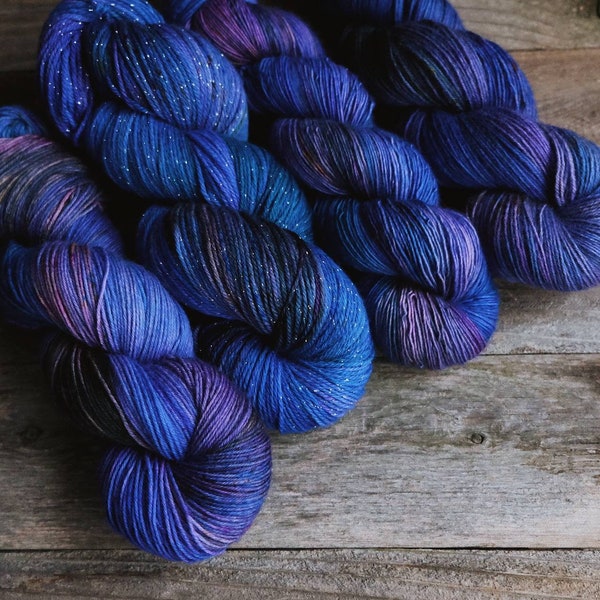 Stellar - France Fingering Weight Fil Depre Blue Purple Space Cosmic Polwarth Merino Sparkle Single Ply Superwash (fr) Navires GRATUIT aux États-Unis