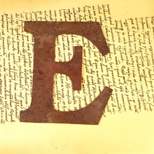 10,5 cm 10,5 cm rustikaler rostiger Metall Buchstabe E, Vintage Alphabet Anfangshaus Name Schriftzug verrostet Willkommen zu Hause Wanddekor Liebe Schrift Kapitalsymbol