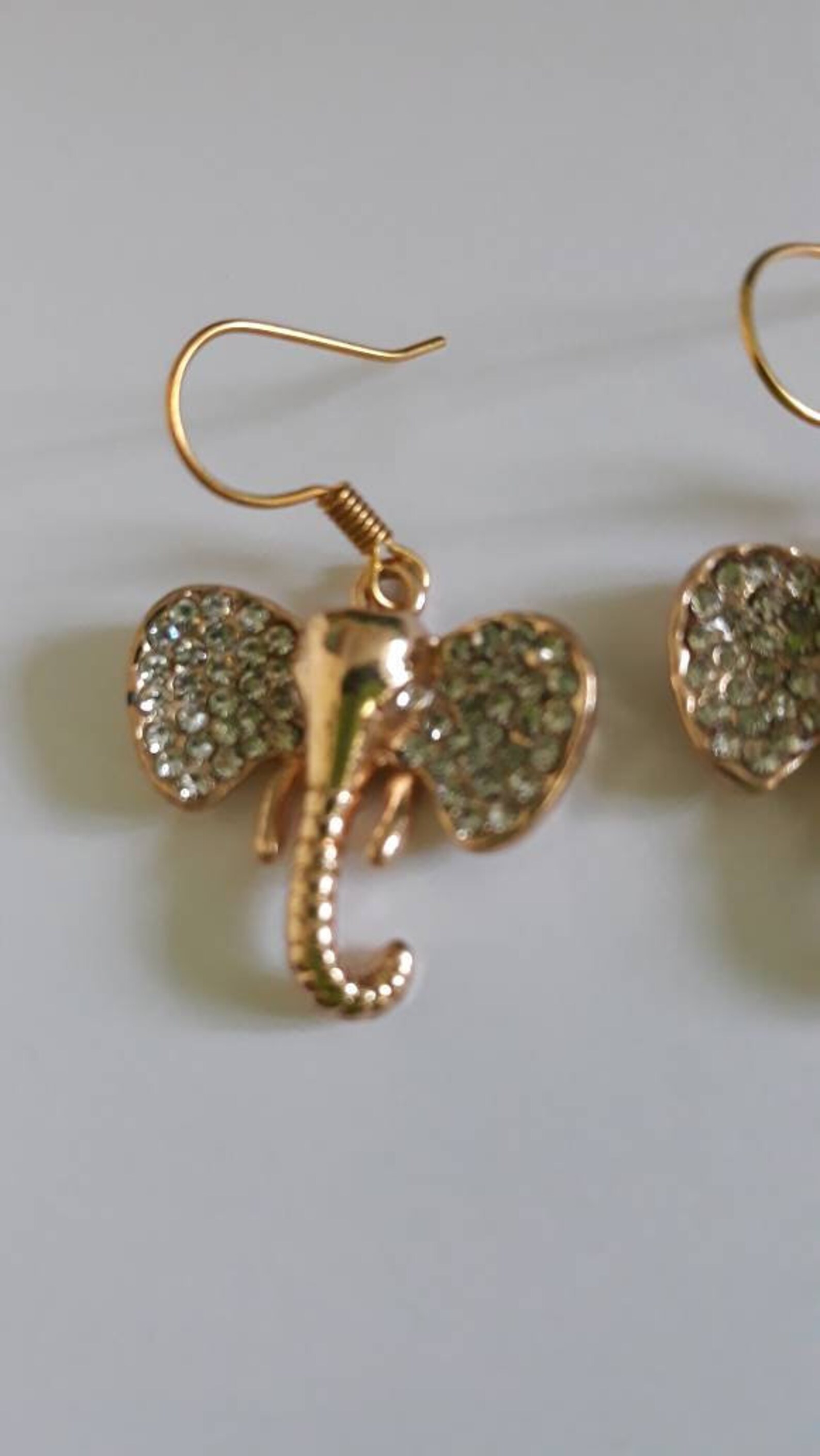 Stunning Elephant Dangle Earrings. Gold coloured metal with Etsy.de