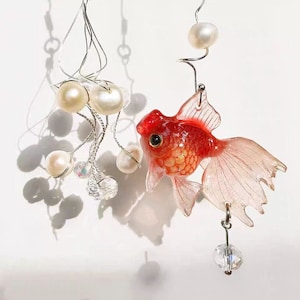 Asymmetric pearl hot shrinkage goldfish earrings, lifelike, hand dyed, fish 3 cm long, a cool goldfish, color can be customized，dream