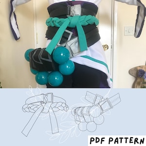 Puede incluir: Un conjunto de cinturón y accesorios de cosplay que incluye una faja negra con hebillas plateadas, una banda de tela trenzada de color turquesa y una bolsa negra adornada con varias esferas turquesas brillantes. Incluye un diagrama de líneas.