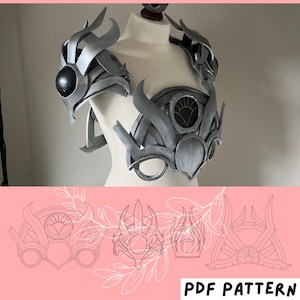 Puede incluir: Un conjunto de armadura de pecho y hombros de color plateado con placas curvas en forma de llama y un emblema circular central con un diseño de rayos de sol. Debajo, un gráfico rosa muestra cuatro patrones de líneas etiquetados PDF PATTERN.