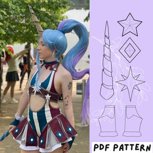 Pode incluir: Um molde em PDF para um traje com modelos de chifre de unicórnio, estrela, diamante e luvas. O design inclui desenhos de linha dessas formas em um fundo roxo claro com o texto PDF PATTERN na parte inferior da imagem.