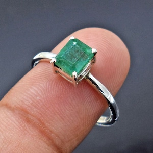 Echter sambischer Smaragd-Ring: Rechteckiger grüner Stein, Silber-Band