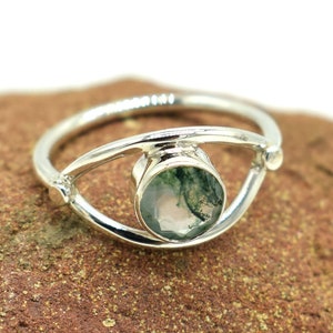 Round Moss Agate Sterling Silver Ring - Eye Design