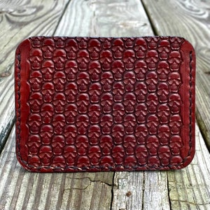 Cartera minimalista de piel con calaveras