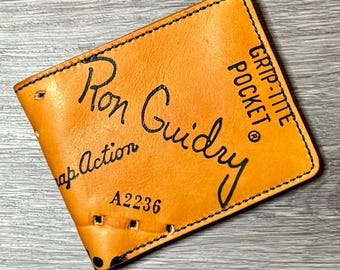 Billetera plegable de cuero con forma de guante de béisbol de Ron Guidry