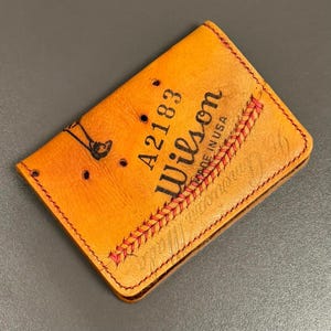 Cartera plegable delgada de cuero con forma de guante de béisbol Wilson A2183