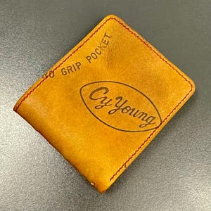 Cartera plegable de cuero con forma de guante de béisbol Cy Young