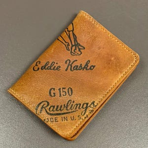 Cartera plegable delgada de cuero con forma de guante de béisbol de Eddie Kasko