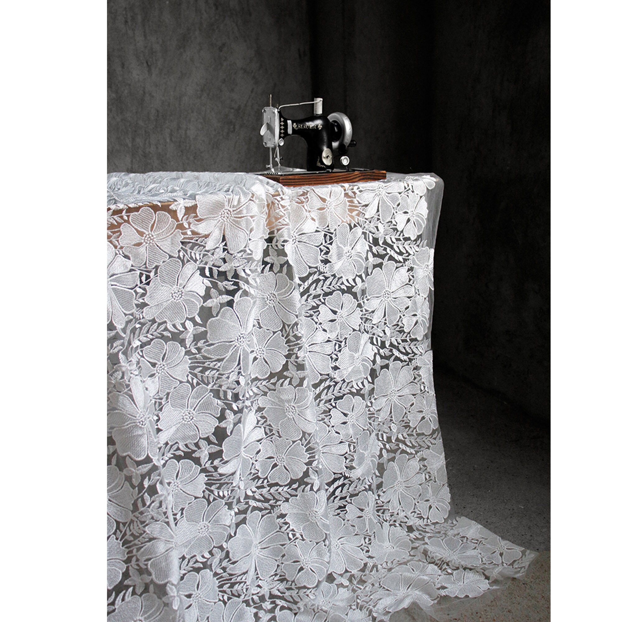 オフホワイトのフランス刺繍レース生地、柔らかい花柄チュールレース