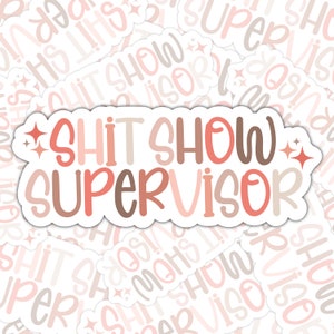 Pu&ograve; includere: Un adesivo con il testo "SHIT SHOW SUPERVISOR" in uno schema di colori rosa, marrone e bianco. Il testo &egrave; in un carattere divertente e scritto a mano. L'adesivo &egrave; circondato da altri adesivi con testo e design simili.