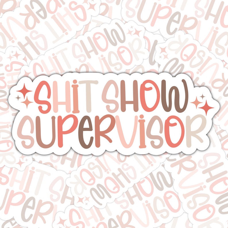 Pu&ograve; includere: Un adesivo con il testo "SHIT SHOW SUPERVISOR" in uno schema di colori rosa, marrone e bianco. Il testo &egrave; in un carattere divertente e scritto a mano. L'adesivo &egrave; circondato da altri adesivi con testo e design simili.