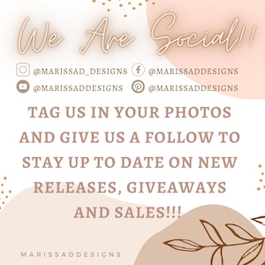 Pu&ograve; includere: Una grafica con uno sfondo pesca e marrone che presenta il testo "We Are Social!!" e le maniglie dei social media per Instagram, Facebook, YouTube e Pinterest. Il testo "TAG US IN YOUR PHOTOS AND GIVE US A FOLLOW TO STAY UP TO DATE ON NEW RELEASES, GIVEAWAYS AND SALES!!!" &egrave; anche incluso. La grafica include un design a foglia marrone.