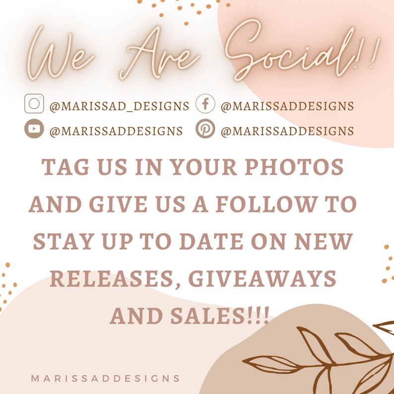 Pu&ograve; includere: Una grafica con uno sfondo pesca e marrone che presenta il testo "We Are Social!!" e le maniglie dei social media per Instagram, Facebook, YouTube e Pinterest. Il testo "TAG US IN YOUR PHOTOS AND GIVE US A FOLLOW TO STAY UP TO DATE ON NEW RELEASES, GIVEAWAYS AND SALES!!!" &egrave; anche incluso. La grafica include un design a foglia marrone.