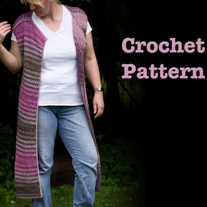 Puede incluir: Un chaleco largo de crochet a rayas en marrón, rosa y morado. El chaleco es sin mangas y tiene cuello en V. Patrón de crochet.