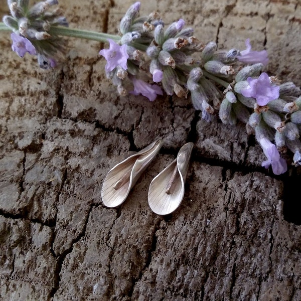 Paar florale Ohrstecker «Kallisto» - Motiv Calla-Blüte, Handarbeit, Silber, Schmuckmanufaktur Amelang&Lietz