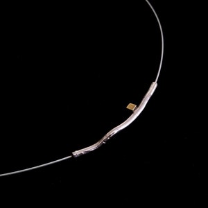 Elegantes Collier «Balance» - Anhänger mit Halsreif - Handarbeit, Silber und Gelbgold, mattiert, Schmuckmanufaktur Amelang&Lietz