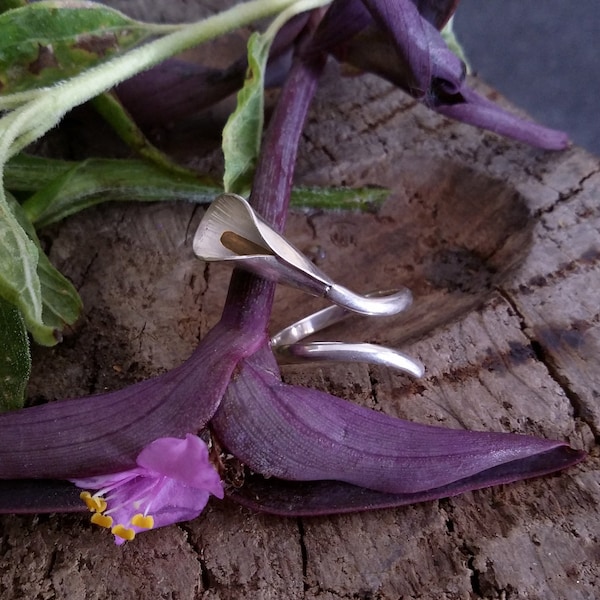 Offener gewundener Ring «Kallisto» - Silber, Motiv Calla-Blüte - Handarbeit, Schmuckmanufaktur Amelang&Lietz